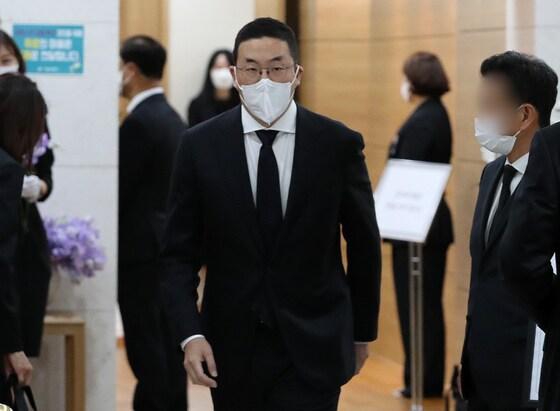 본문 이미지 - 구광모 LG그룹 회장이 12일 오후 송파구 서울아산병원 장례식장에 마련된 故 구자학 아워홈 회장의 빈소를 찾아 조문 후 나서고 있다. 2022.5.12/뉴스1 ⓒ News1 박세연 기자
