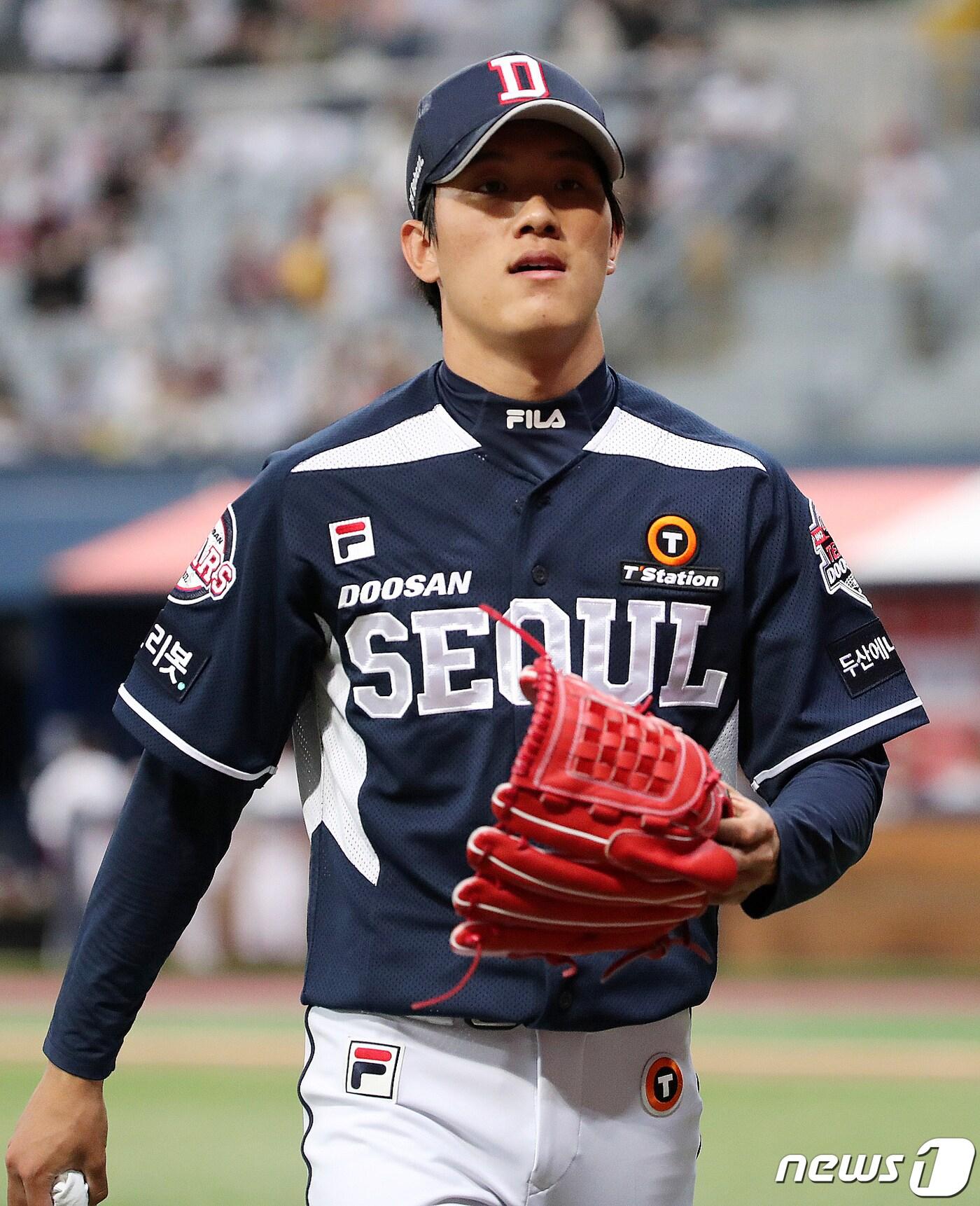 본문 이미지 - 12일 서울 구로구 고척스카이돔에서 열린 프로야구 '2022 신한은행 SOL KBO리그' 두산 베어스와 키움 히어로즈의 경기, 두산 선발 박신지가 2회말 이닝을 실점 없이 마친 후 더그아웃으로 향하고 있다. 2022.5.12/뉴스1 ⓒ News1 김진환 기자