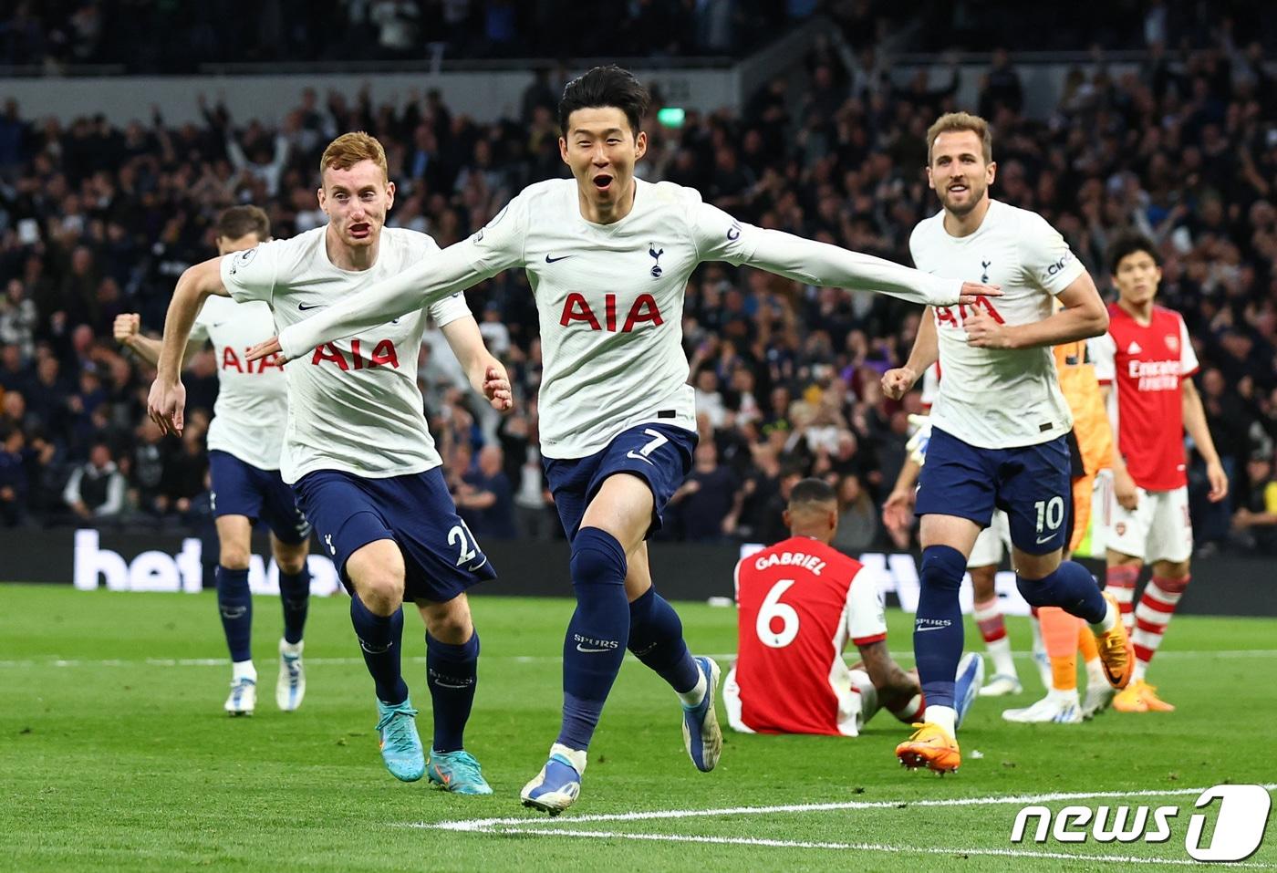 토트넘 홋스퍼의 손흥민이 13일(한국시간) 영국 런던 토트넘 홋스퍼 스타디움에서 열린 아스널과의 2021-22 잉글랜드 프리미어리그(EPL) 22라운드 순연 경기에서 팀의 세번째 골이자 자신의 리그 21호골을 넣은 뒤 환호하고 있다.ⓒ 로이터=뉴스1