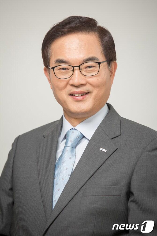 본문 이미지 - 윤석열 대통령이 13일 발표한 처·청장과 차관급 인선에서 문화체육관광부 2차관에 임명된 조용만 대한체육회 사무총장. (대통령실 제공) 2022.5.13/뉴스1