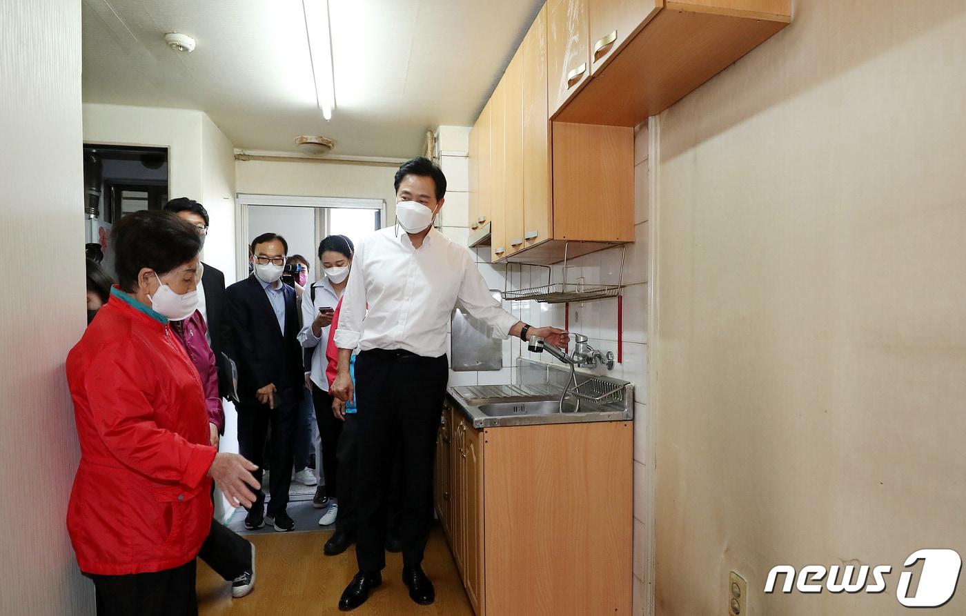 오세훈 서울시장이 후보시절 서울 서대문구 홍제유원아파트를 둘러보는 모습. /뉴스1 ⓒ News1 김명섭 기자