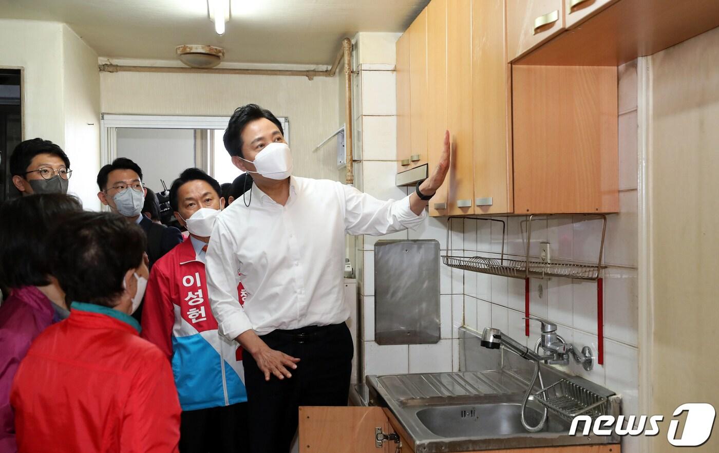 오세훈 국민의힘 서울시장 후보가 13일 서울 서대문구 홍제유원아파트에서 서울형 고품질 임대주택 관련 발표에 앞서 주택을 둘러보고 있다. 2022.5.13/뉴스1 ⓒ News1 김명섭 기자