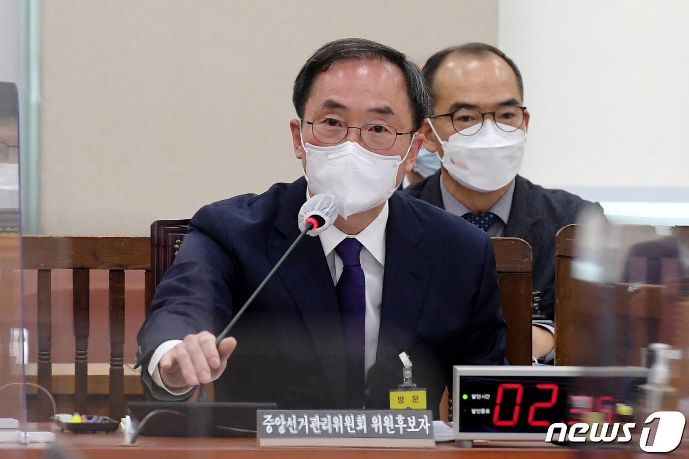 본문 이미지 - 김필곤 중앙선거관리위원회 상임위원 후보자가 13일 오전 서울 여의도 국회 행정안전위원회에서 열린 인사청문회에서 의원들의 질의에 답하고 있다. (공동취재) 2022.5.13/뉴스1 ⓒ News1 유승관 기자