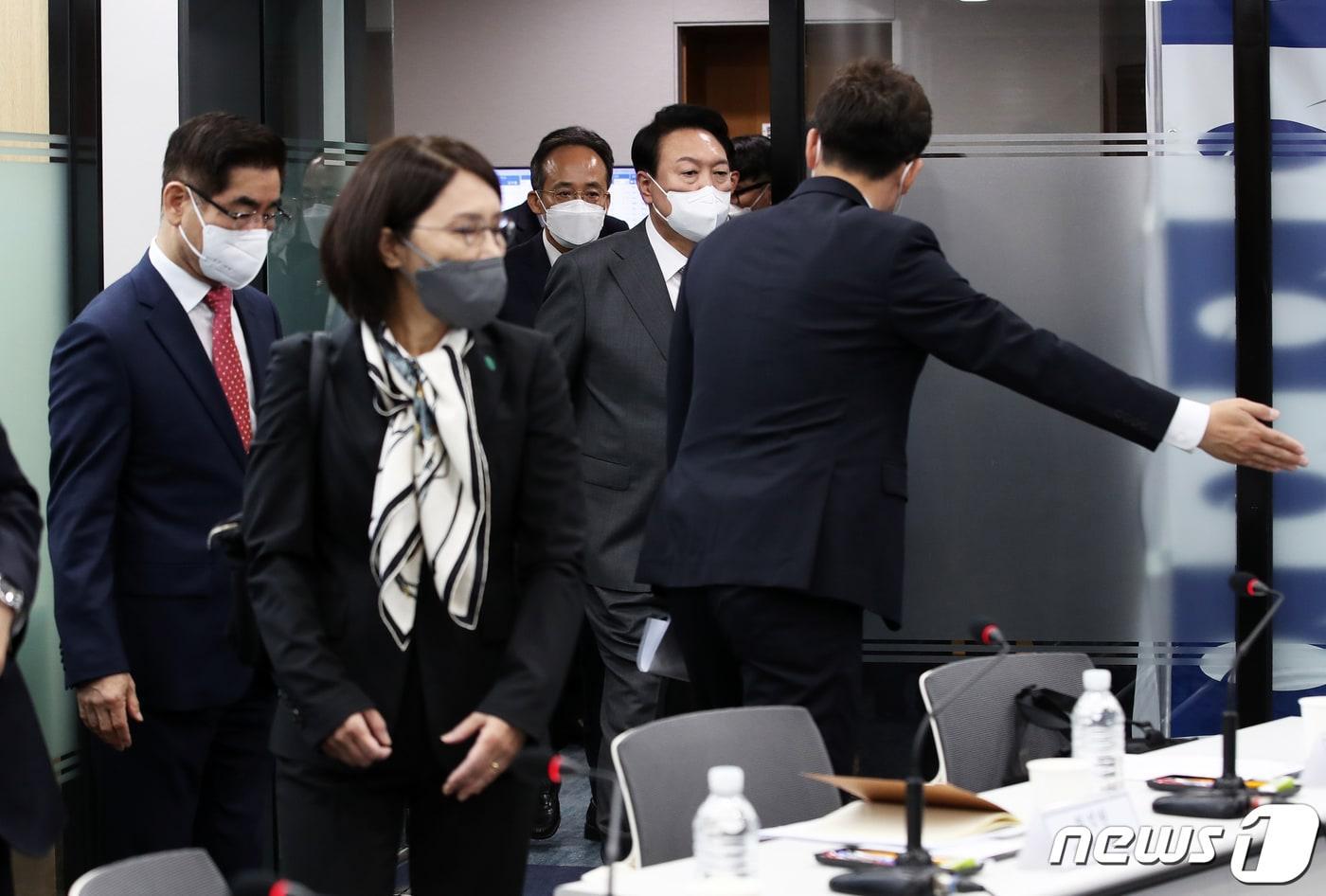 본문 이미지 - 윤석열 대통령이 13일 오전 서울 중구 명동 국제금융센터에서 열린 거시금융상황점검회의에 참석하고 있다. (대통령실사진기자단) ⓒ News1 오대일 기자