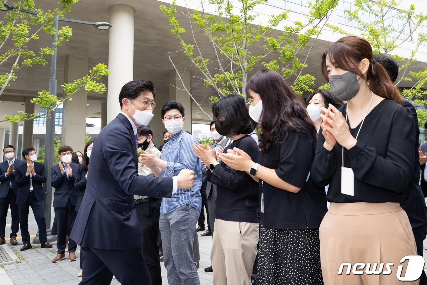 본문 이미지 - 노형욱 국토교통부 장관이 13일 오전 정부세종청사 대강당에서 열린 이임식에서 직원들과 작별 인사를 나누고 있다. (국토교통부 제공) 2022.5.13/뉴스1