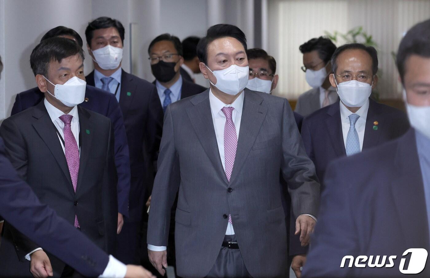 윤석열 대통령이 13일 오전 서울 명동 국제금융센터에서 열린 거시금융상황점검회의에서 최상목 경제수석(왼쪽), 추경호 경제부총리 겸 기획재정부 장관과 함께 입장하고 있다. (대통령실사진기자단) 2022.5.13/뉴스1 ⓒ News1 오대일 기자