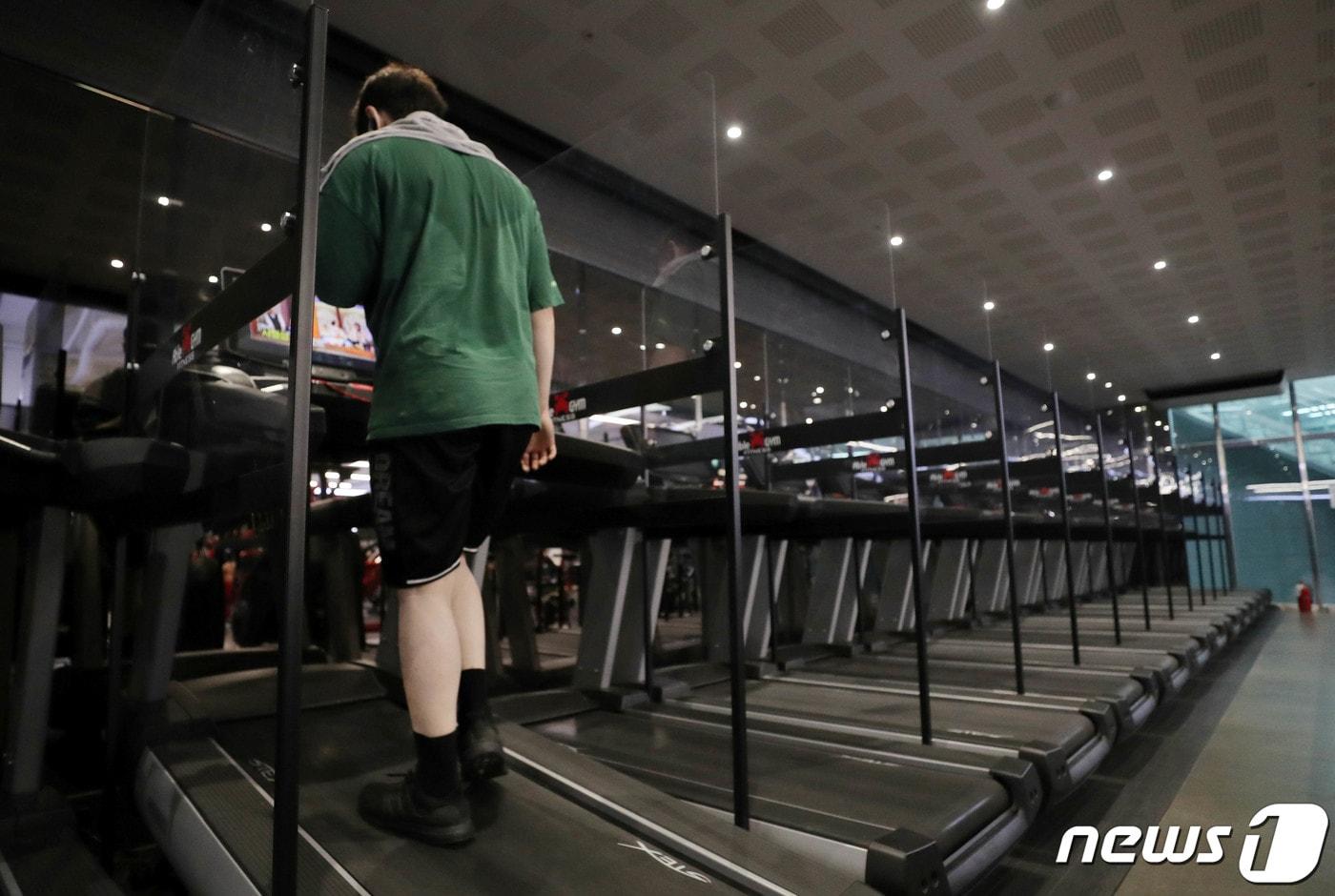 본문 이미지 - 13일 오후 서울시내 한 헬스장에서 시민들이 운동을 하고 있다. (사진은 기사와 관련 없음).  2022.5.13/뉴스1 ⓒ News1 박세연 기자