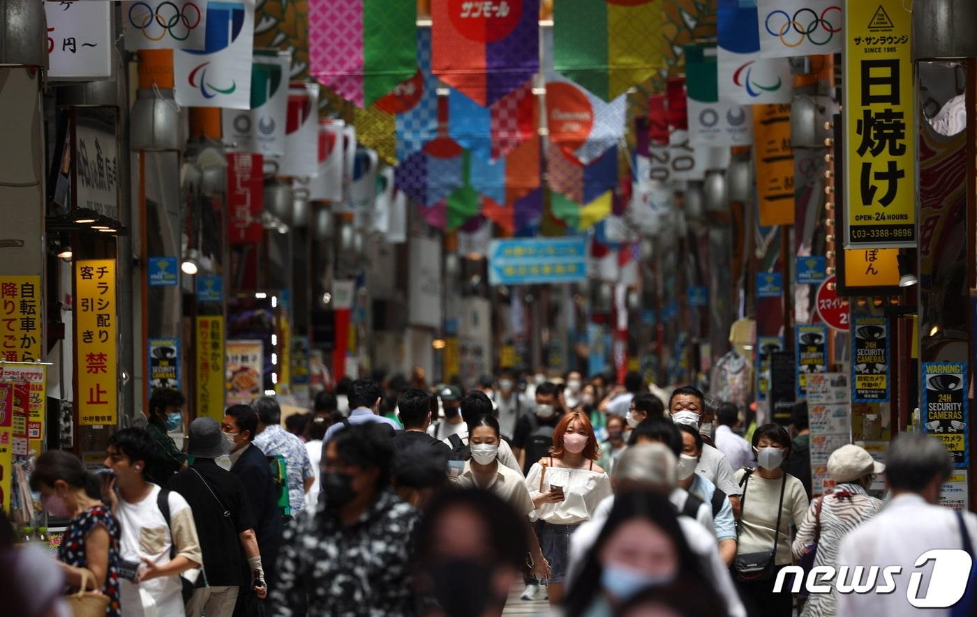 지난해 7월16일(현지시간) 일본 도쿄에서 열린 도쿄 올림픽 개막을 일주일 앞두고 사람들이 도쿄 나카노 브로드웨이 쇼핑몰을 걷고 있다. 2021.07.16/뉴스1 ⓒ 로이터=뉴스1 ⓒ News1 김민수 기자