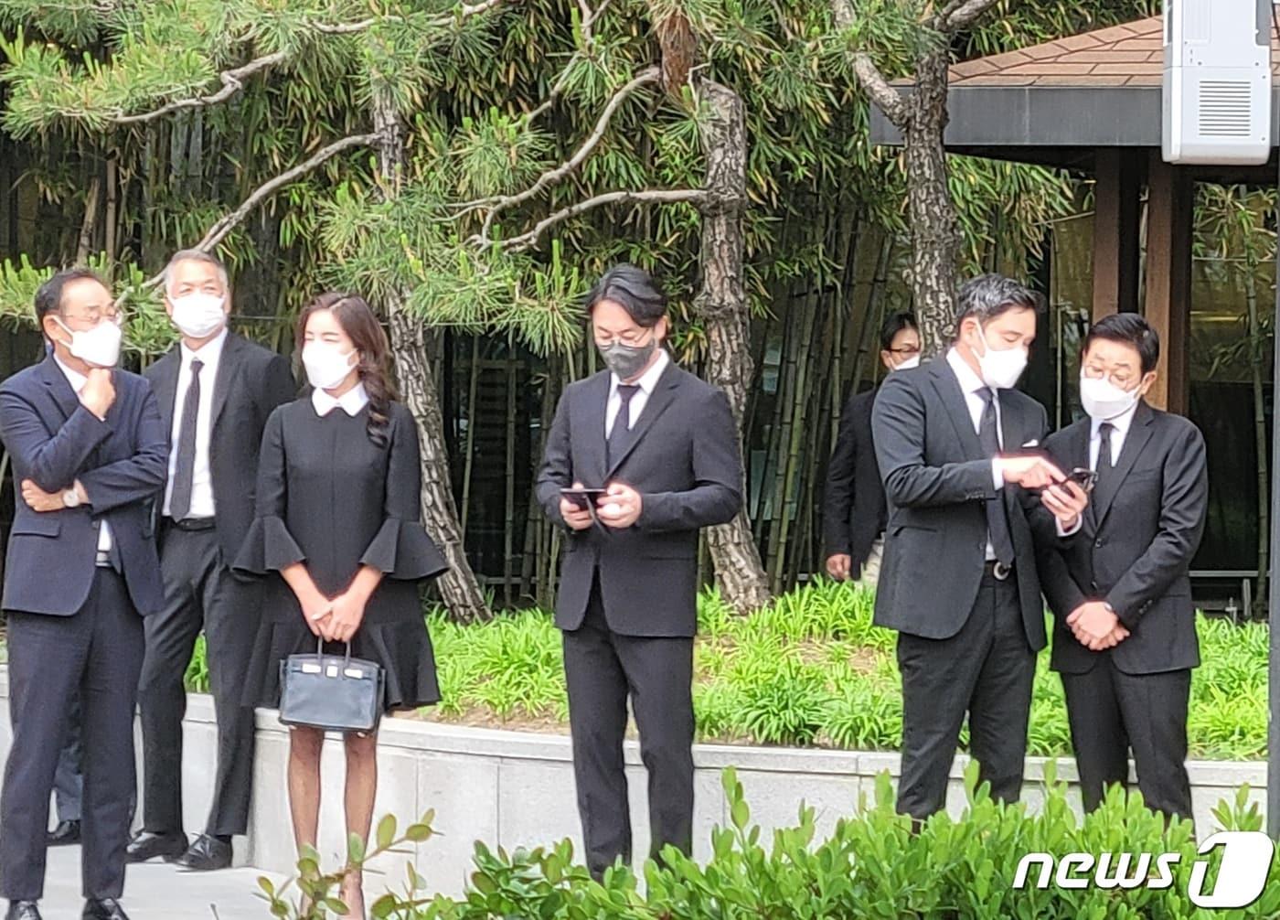 본문 이미지 - 정용진 신세계 부회장(오른쪽 두번째)과 아내 한지희씨(왼쪽 세번째)가 구자학 아워홈 회장 장례식장에 도착했다. ⓒ 뉴스1 이주현 기자