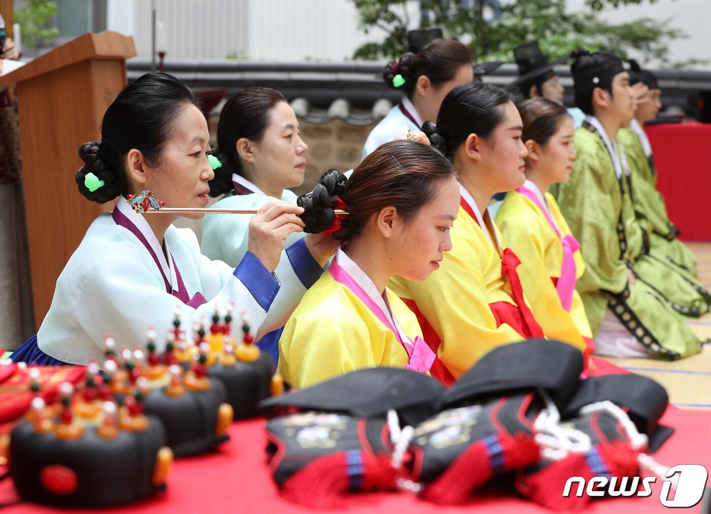 본문 이미지 - 14일 서울 마포구 광흥당에서 열린 전통 성년식에서 참가자들이 성년 의식을 치르고 있다. 마포구는 20세가 된 청년들이 성인이 되었음을 축하하기 위해 전통 성년식을 열고 있으며 이번 행사는 코로나19 이후 2년 만에 열렸다. 2022.5.14/뉴스1 ⓒ News1 신웅수 기자