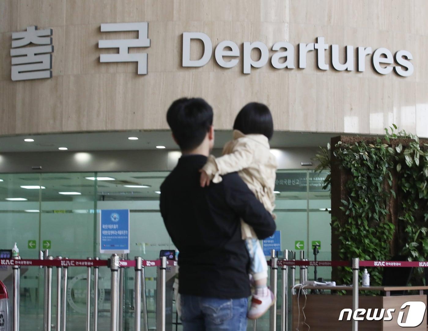 본문 이미지 - 정부가 김포-하네다 노선을 재개되도록 조치하겠다고 밝힌 가운데 15일 서울 김포공항 국제선 출국장에서 시민들이 지나가고 있다. 2022.5.15/뉴스1 ⓒ News1 송원영 기자