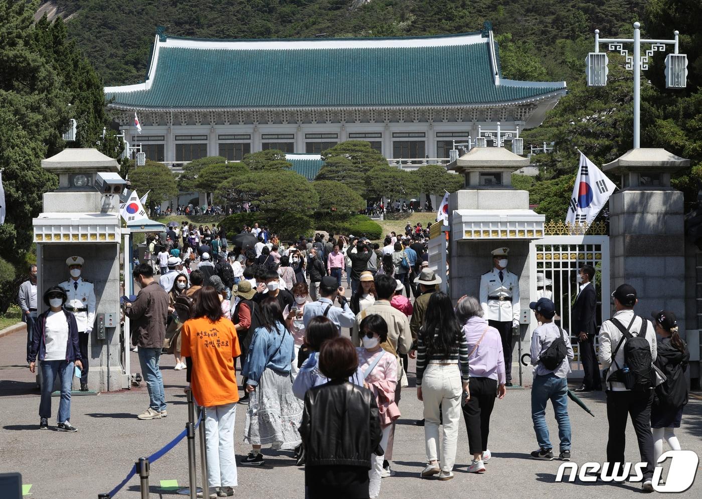 본문 이미지 - 청와대 개방 후 첫 주말인 15일 오전 서울 종로구 청와대에서 시민들이 본관을 배경으로 기념 촬영을 하고 있다. 2022.5.15/뉴스1 ⓒ News1 신웅수 기자