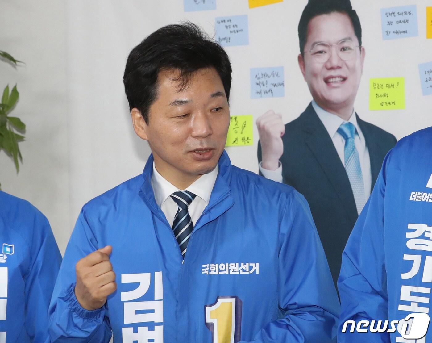 본문 이미지 - 김병관 더불어민주당 경기 성남 분당갑 국회의원 보궐선거 후보가 15일 오후 경기 성남시 야탑동에 마련된 임채철 경기도의원 후보 선거사무실 개소식에 참석해 인사말을 하고 있다. 2022.5.15/뉴스1 ⓒ News1 이성철 기자