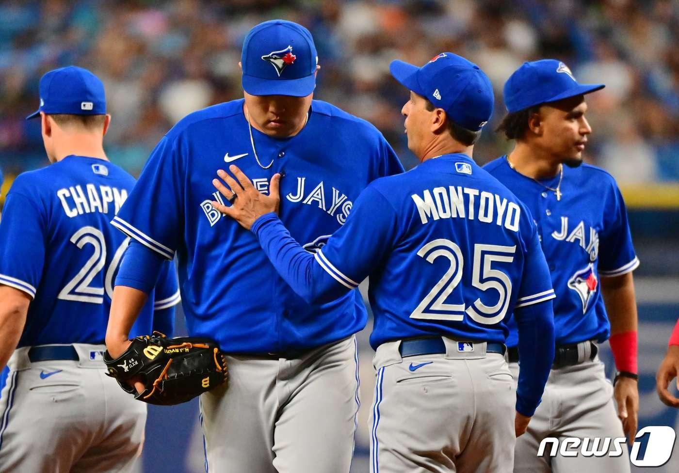 찰리 몬토요 토론토 감독이 15일(한국시간) 탬파베이전에서 투구를 마친 류현진을 다독이고 있다. ⓒ AFP=뉴스1