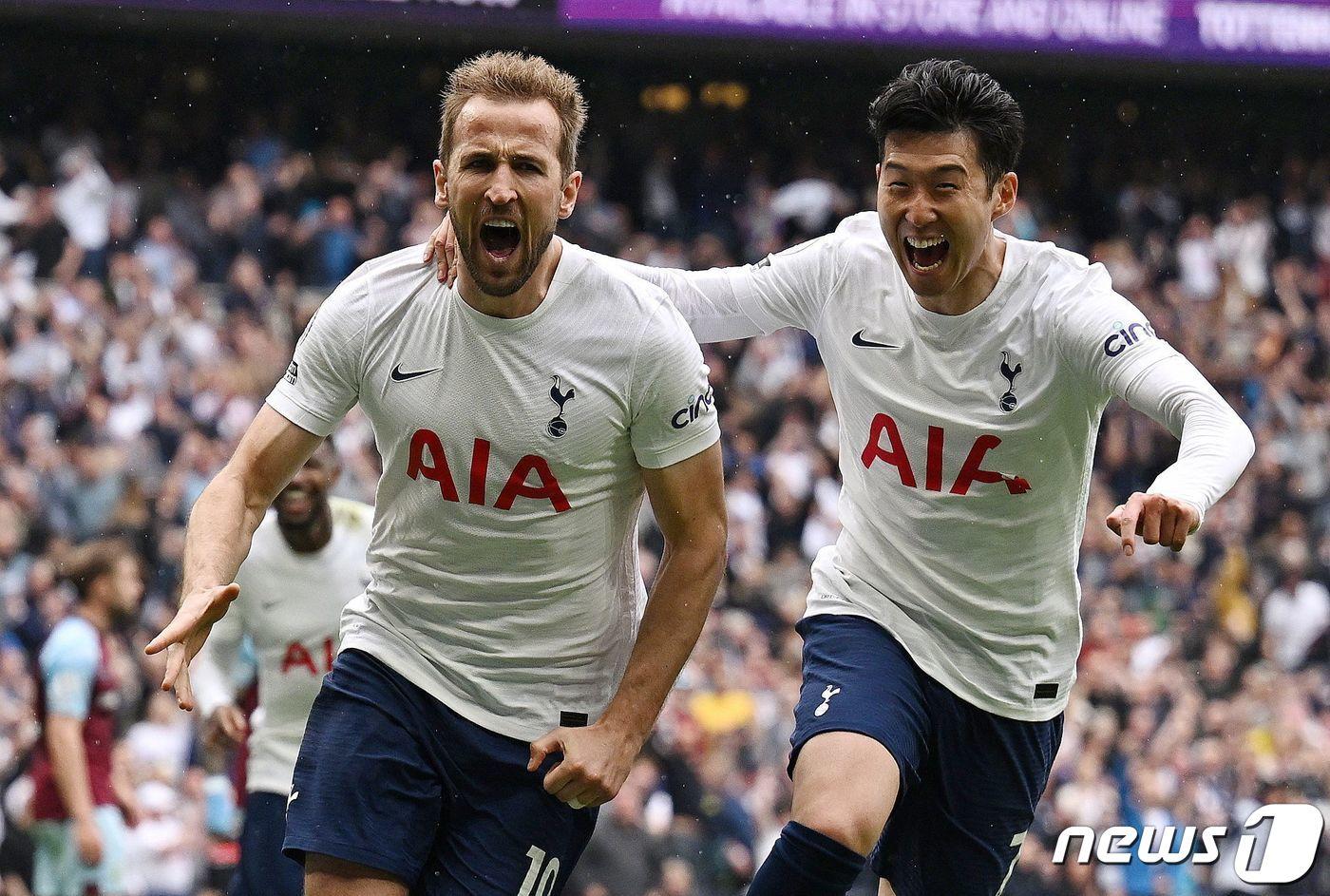 번리전 득점 이후 환호하고 있는 해리 케인(왼쪽)과 손흥민. ⓒ 로이터=뉴스1