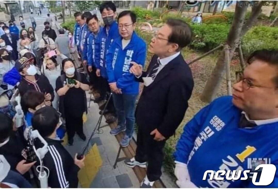 본문 이미지 - 이준석 국민의힘 대표가 페이스북에 이재명 인천 계양구을 보궐선거 후보가 벤치 위에 구둣발로 올라가 유세한 것을 지적하며 올린 사진과 글(이 대표 페이스북 캡처)2022.5.15/뉴스1 ⓒ News1 박아론 기자