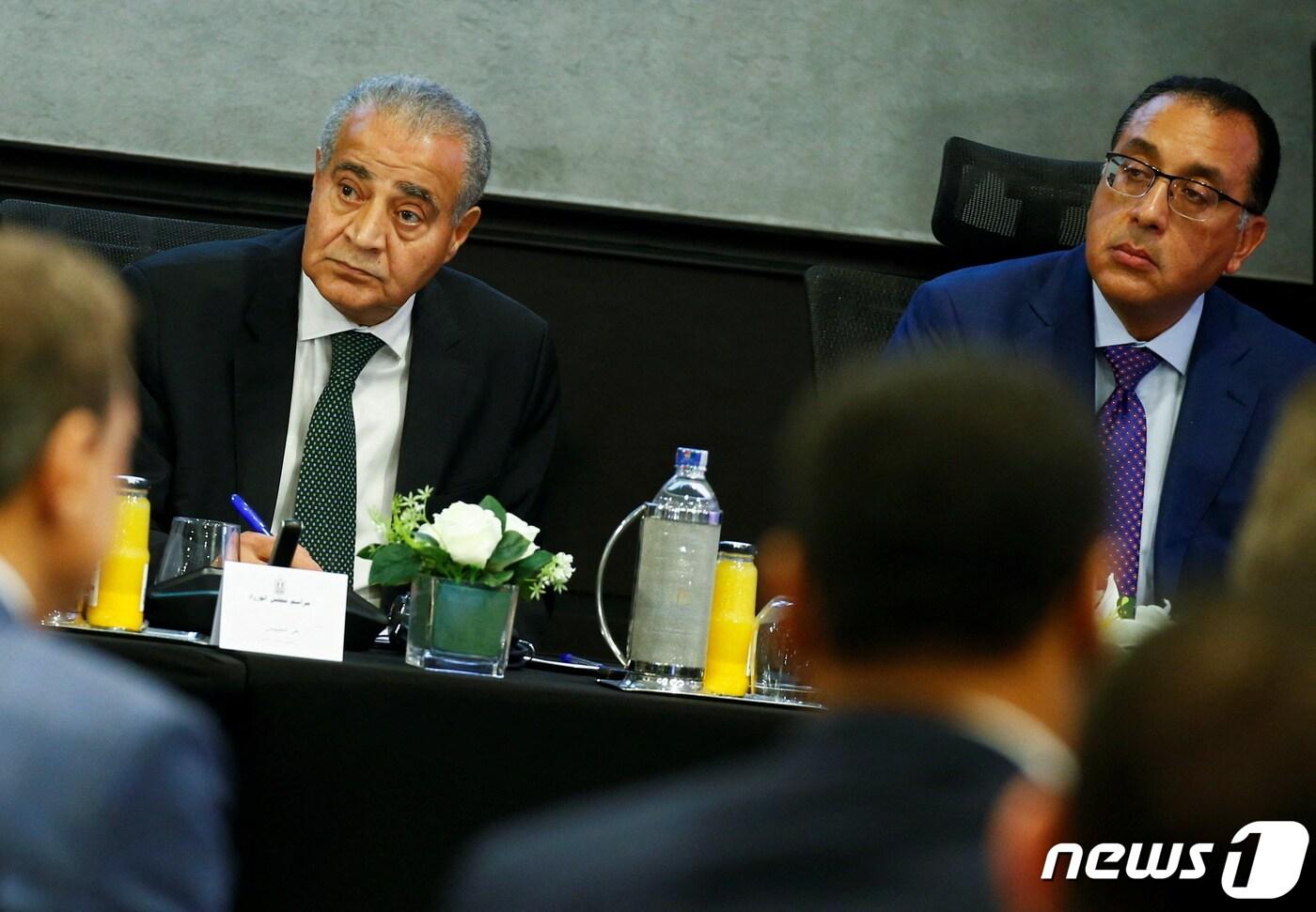 본문 이미지 - 알리 모셀리 이집트 공급부 장관과 무스타파 마드불리 이집트 총리가 15일(현지시간) 카이로의 투자청 본부에서 열린 글로벌 경제 위기에 대처하기 위한 방안을 발표하는 기자회견에 참석하고 있다. 2022.05.15/뉴스1ⓒ 로이터=뉴스1 ⓒ News1 김민수 기자