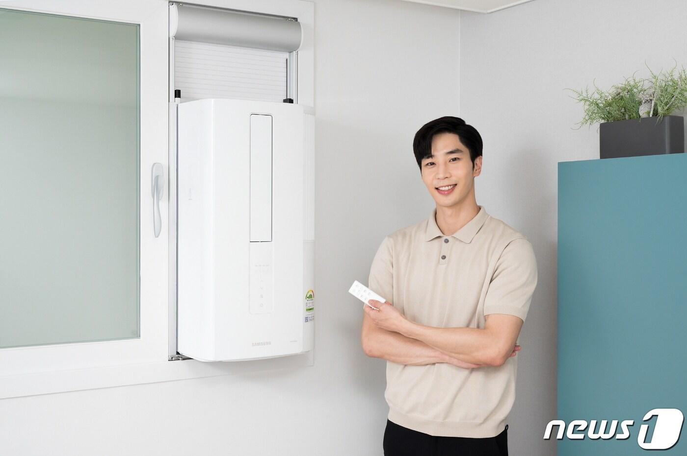 삼성전자 모델이 한단계 진화한 설치와 사용 경험을 제공하는 2022년형 창문형 에어컨 '윈도우핏(Window Fit)'을 소개하고 있는 모습 (삼성전자 제공) ⓒ 뉴스1