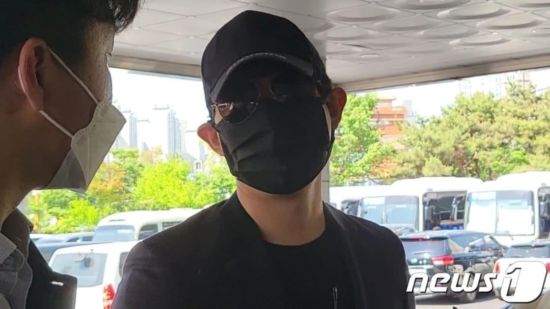 본문 이미지 - 16일 서울성동경찰서에 암호화폐 루나·테라 발행사 테라폼랩스 권도형 대표의 주거지에 무단침입한 BJ가 경찰 조사를 받기 위해 출석하고 있다. 22.05.16/뉴스1 ⓒ 뉴스1 이비슬 기자