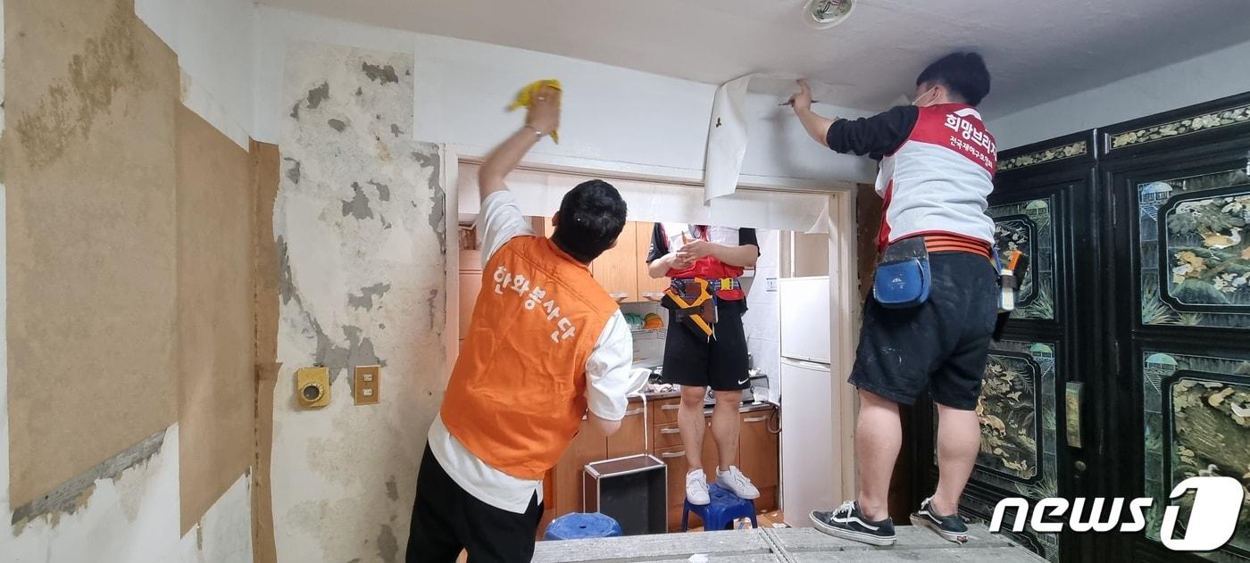 희망브리지와 한화손해보험은 2016년부터 전국의 재난위기가정을 대상으로 집수리 봉사를 비롯해 화재경보기 설치 작업을 해주고있다. (희망브리지 제공) 2022.5.16/뉴스1