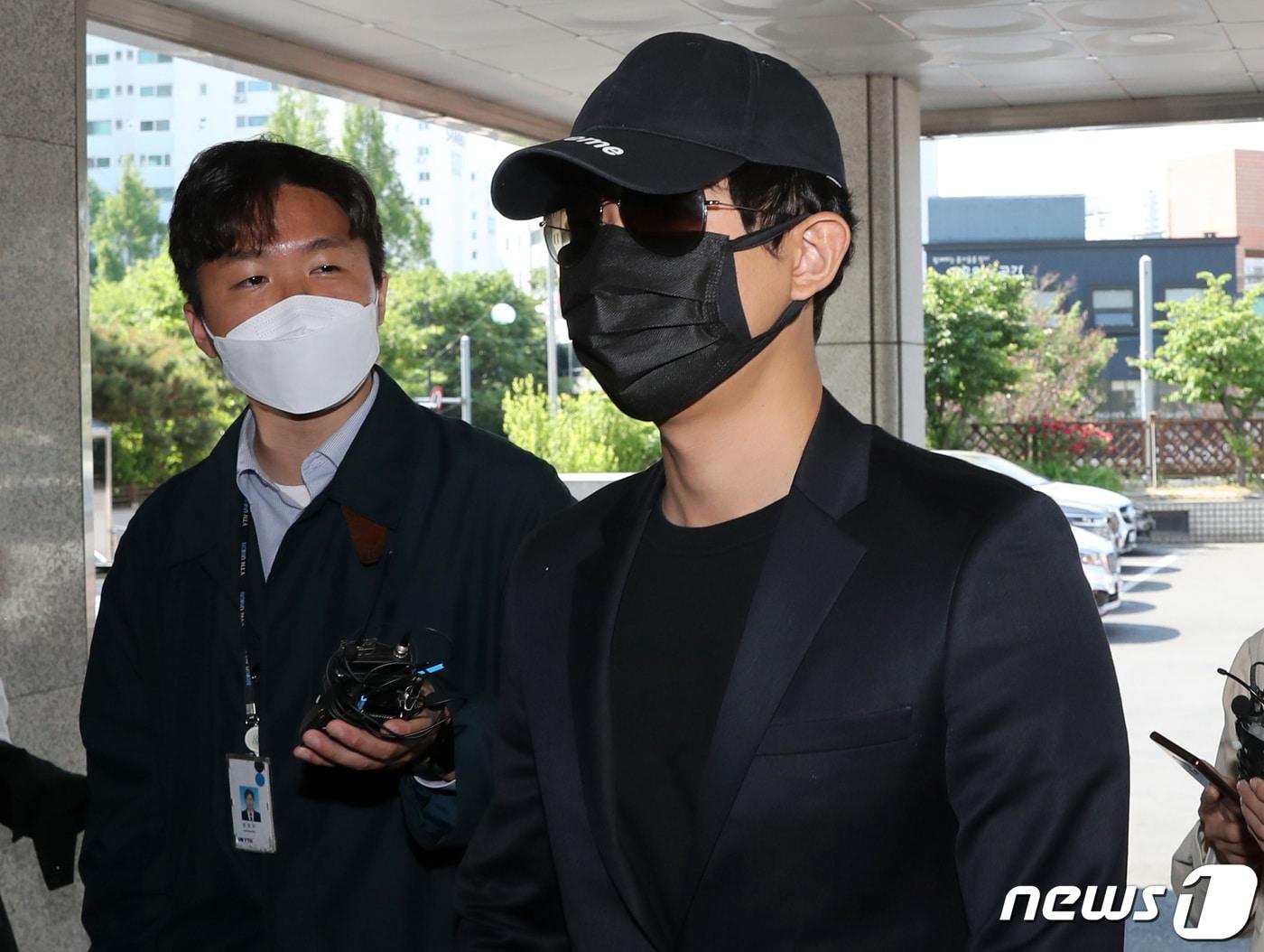 본문 이미지 - 아프리카TV 코인전문 BJ 챈서스가 16일 오전 서울 성동경찰서로 조사를 받기 위해 출석하고 있다. BJ 챈서스는 최근 폭락한 암호화폐 루나·테라 발행사 테라폼랩스 권도형 대표의 주거지에 무단침입한 혐의를 받고 있다. 2022.5.16/뉴스1 ⓒ News1 구윤성 기자