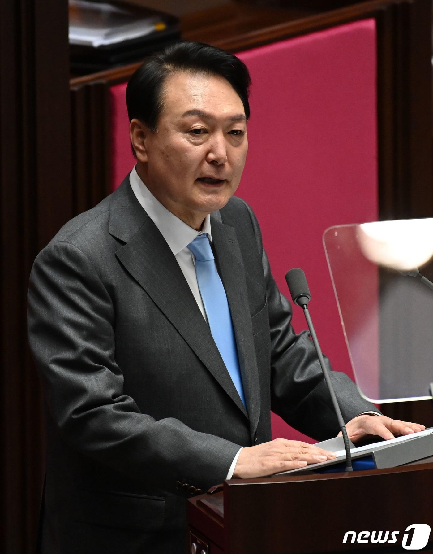 본문 이미지 - 윤석열 대통령이 16일 서울 여의도 국회에서 열린 본회의에서 코로나19 손실보상을 위한 추가경정예산(추경)안에 대한 시정연설을 하고 있다.(공동취재) 2022.5.16/뉴스1 ⓒ News1 이재명 기자