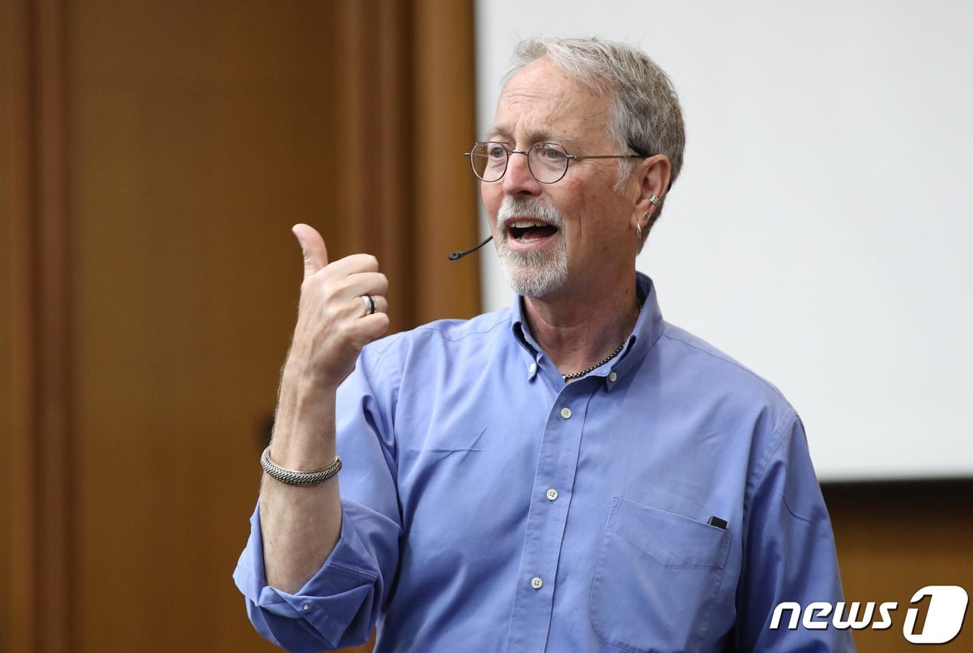 본문 이미지 - 샘 리처드 미국 펜실베니아대 교수. 리처드 교수는 미국 내 가장 큰 규모의 강의인 인종·젠더·문화 관계에 관한 강의를 진행하면서 에미상을 수상하기도 했다. 2022.5.16/뉴스1 ⓒ News1 박지혜 기자