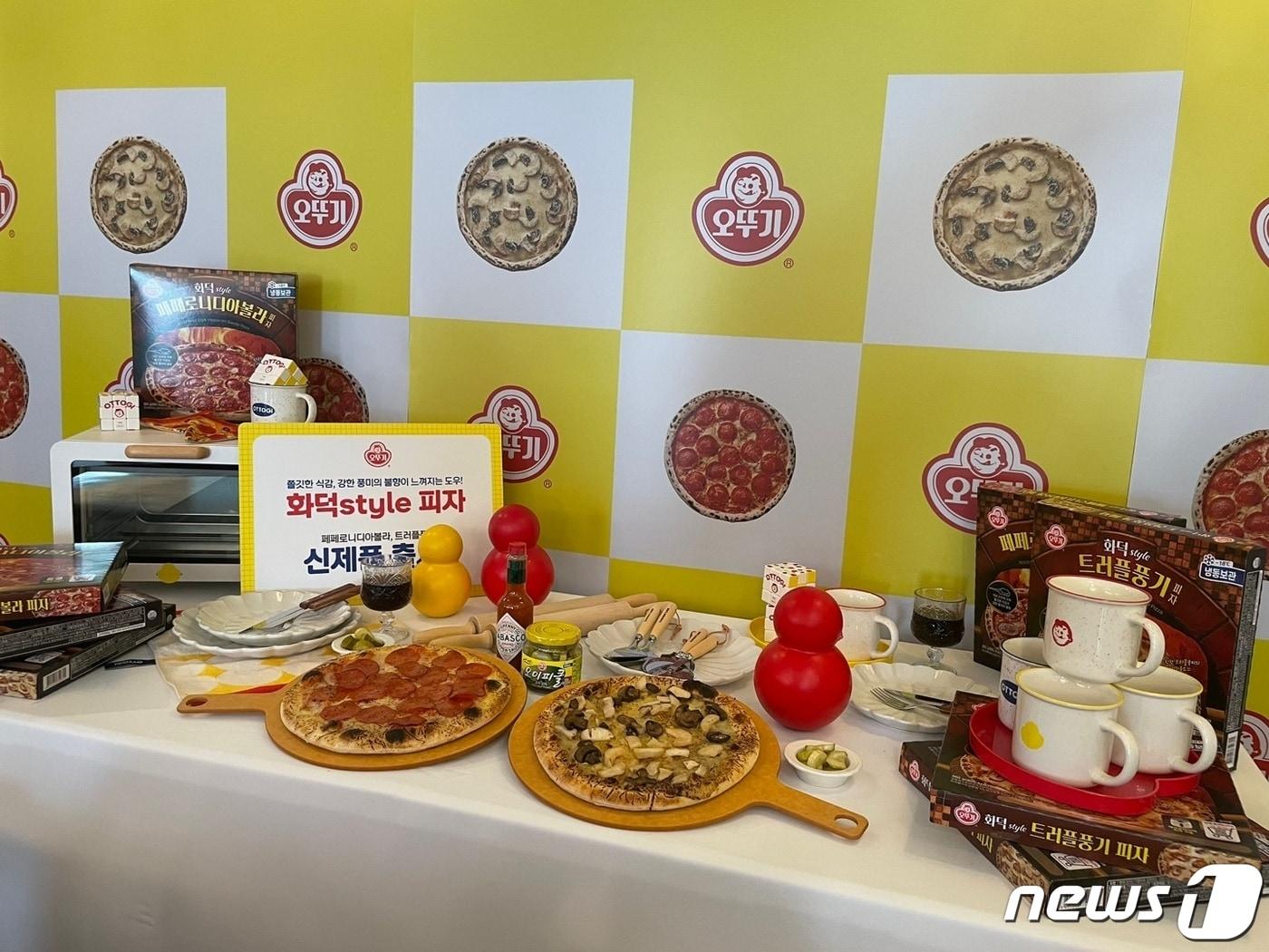 본문 이미지 - 오뚜기는 화덕 스타일 냉동 피자 '페페로니디아볼라·트러플풍기' 2종을 출시한다고 밝혔다. ⓒ 뉴스1 신민경 기자