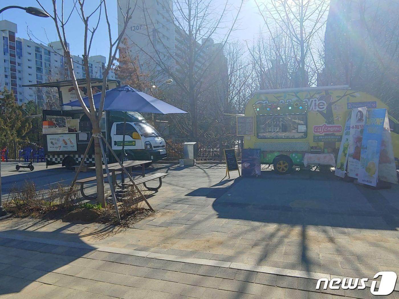 본문 이미지 - 안양천 어린이 물놀이장 일대 푸드트럭 존.(광명시 제공)ⓒ 뉴스1