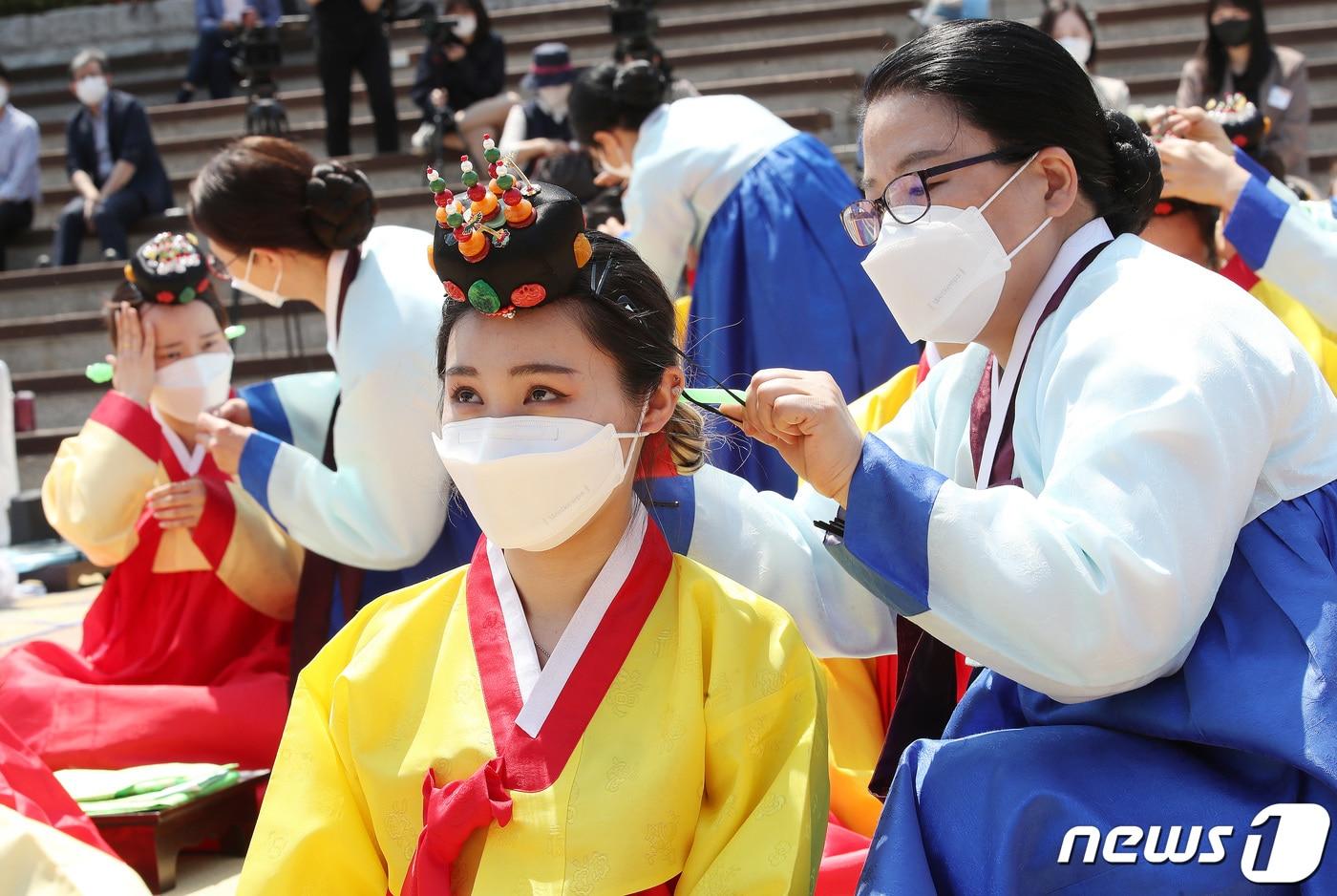 본문 이미지 - 성년의날인 16일 서울 중구 남산골한옥마을에서 열린 '서울시 성년의 날 기념행사'에서 만19세가 된 2003년생들이 의복 및 족두리를 착용하는 가례 의식을 하고 있다. 2022.5.16/뉴스1 ⓒ News1 임세영 기자