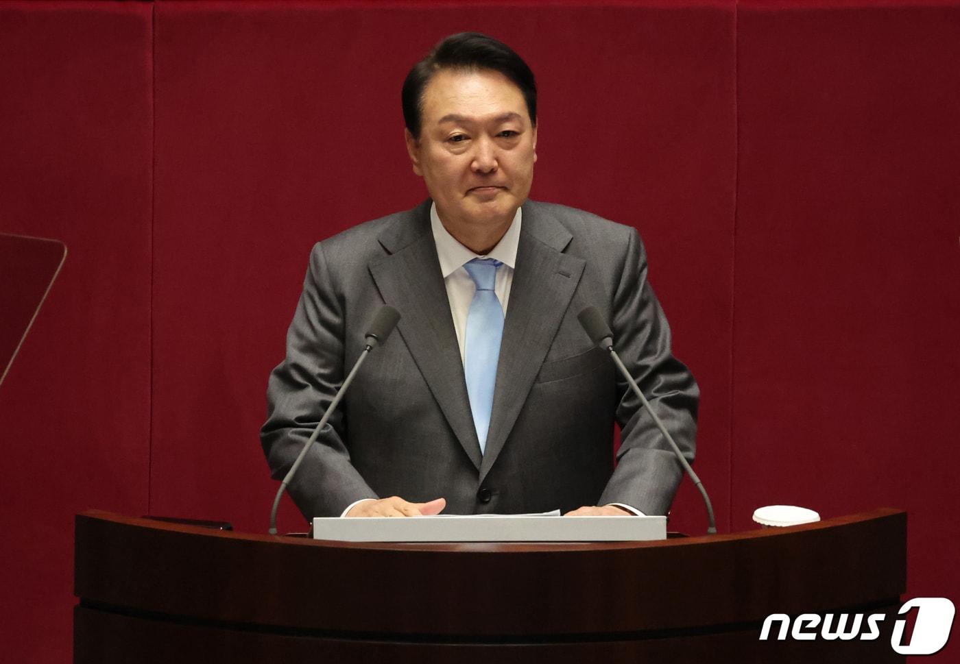 본문 이미지 - 윤석열 대통령이 16일 국회 본회의장에서 코로나19 손실보상을 위한 추가경정예산(추경)안 시정연설을 하고 있다. (대통령실 제공) 2022.5.16/뉴스1 ⓒ News1 오대일 기자