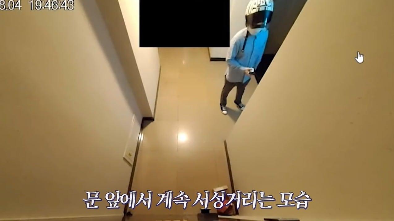 본문 이미지 - 3년간 BJ 릴카를 스토킹한 남성이 릴카 집 앞에서 서성이는 모습. (유튜브 갈무리) ⓒ 뉴스1