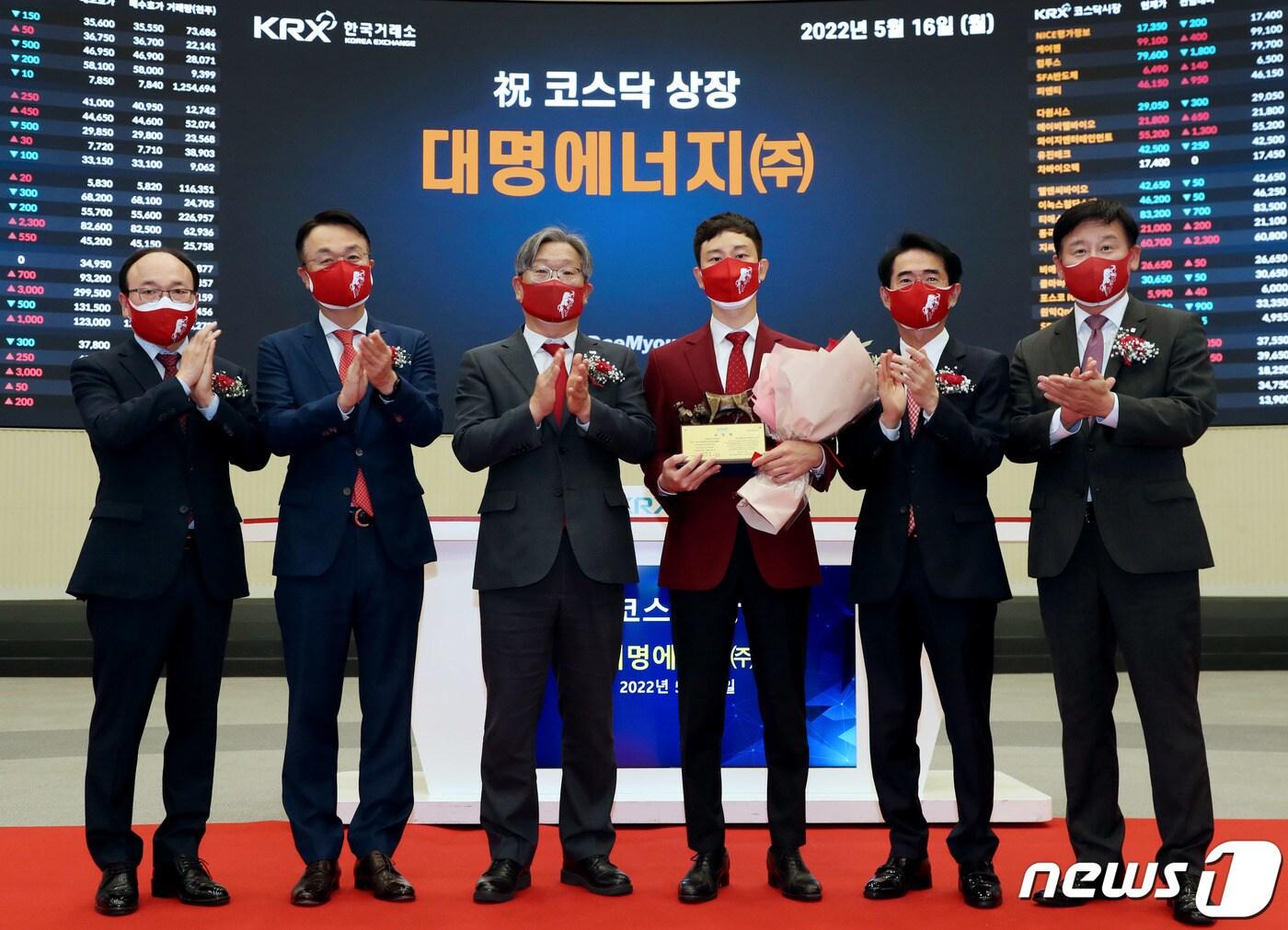 본문 이미지 - 16일 오전 서울 영등포구 한국거래소에서 열린 대명에너지 코스닥시장 상장기념식에서 상장 기념패 전달 후 강왕락 코스닥협회 부회장(왼쪽부터), 이상현 삼성증권 부문장, 홍순욱 한국거래소 코스닥시장본부장, 서종현 대명에너지(주) 대표이사, 배영규 한국투자증권 전무, 라성채 한국IR협의회 부회장이 기념 촬영을 하고 있다. (한국거래소 제공) 2022.5.16/뉴스1