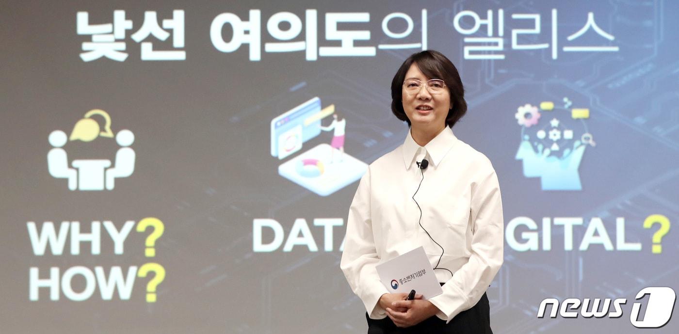 본문 이미지 - 이영 신임 중소벤처기업부 장관이 16일 오후 정부세종청사에서 열린 취임식에서 취임사를 하고 있다. 2022.5.16/뉴스1 ⓒ News1 김기남 기자