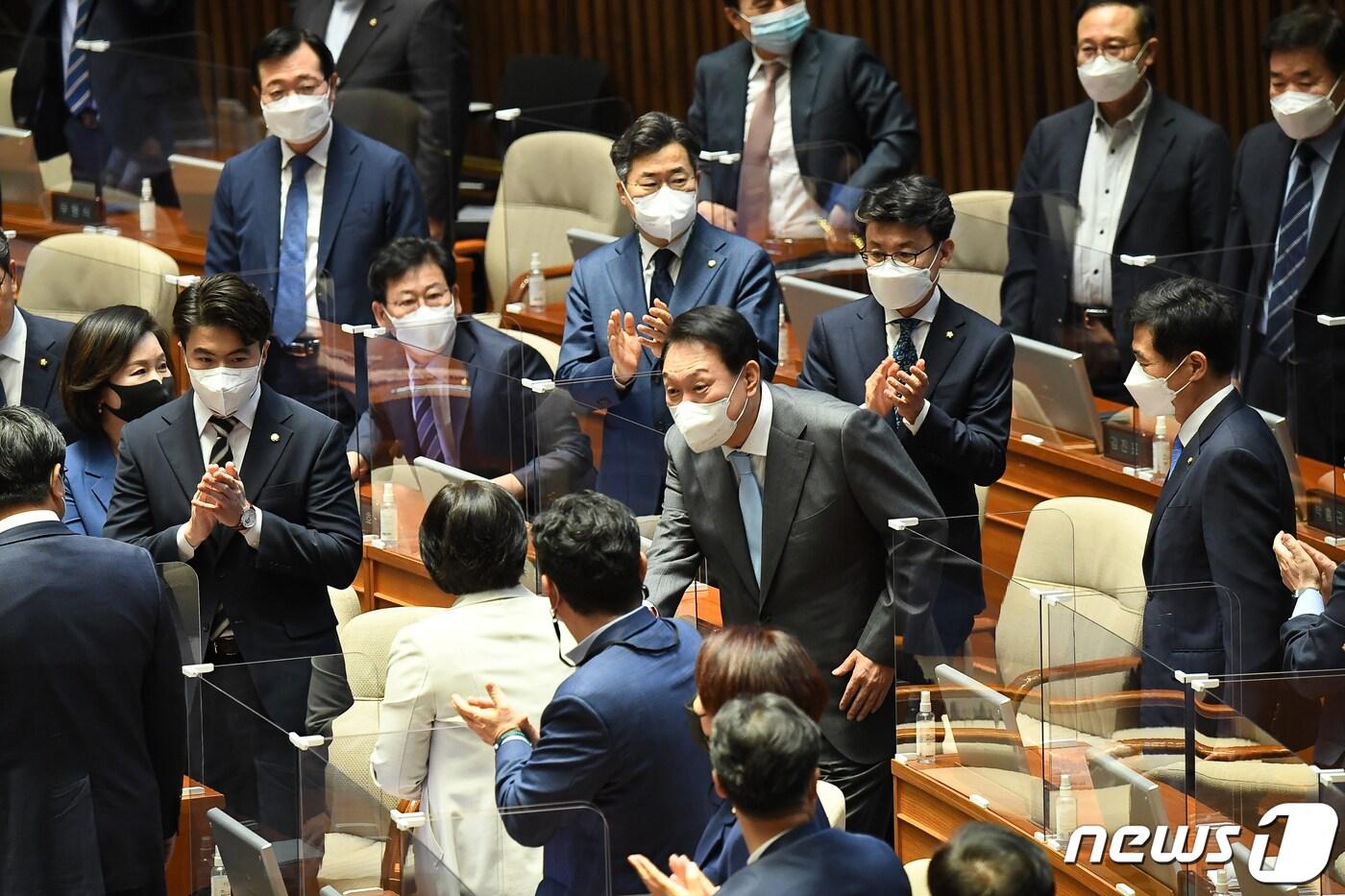 본문 이미지 - 윤석열 대통령이 16일 국회 본회의장에서 코로나19 손실보상을 위한 추가경정예산(추경)안 시정연설을 하기 위해 입장하며 더불어민주당 소속 의원들과 인사를 나누고 있다. (대통령실사진기자단) 2022.5.16/뉴스1 ⓒ News1 오대일 기자