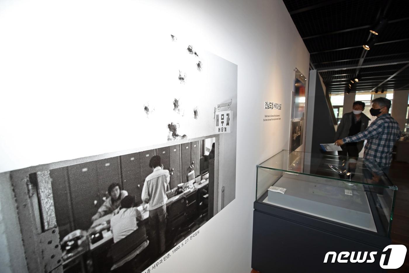 본문 이미지 - 5·18민주화운동 42주년을 이틀 앞둔 16일 오후 광주 동구 옛 전남도청 별관 2층에서 열린 '옛 전남도청 탄흔' 특별전에 탄흔 사진이 전시돼 있다. 문체부 산하 옛전남도청복원추진단은 특별전을 통해 1980년 5월 계엄군의 전남도청 진압 시 탄흔과 탄두를 시민에게 공개했다. 2022.5.16/뉴스1 ⓒ News1 황희규 기자