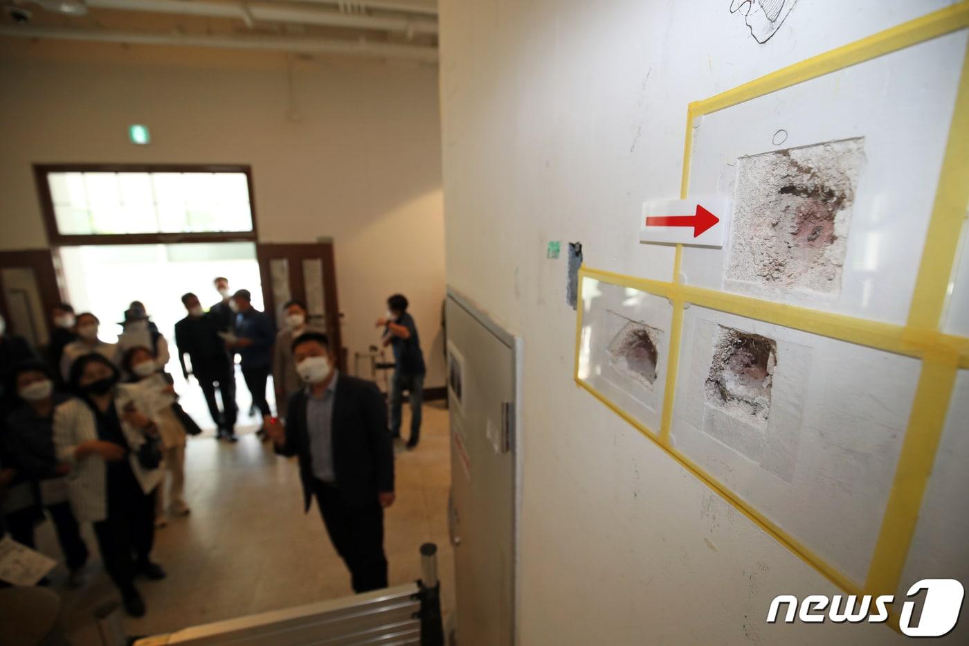 본문 이미지 - 5·18민주화운동 42주년을 이틀 앞둔 지난해 5월16일 오후 광주 동구 옛 전남도청 본관 1층 벽에 박힌 탄두가 전시돼 있다. 문체부 산하 옛전남도청복원추진단은 광주 동구 옛전남도청 별관 2층에서 '옛 전남도청 탄흔' 특별전을 통해 1980년 5월 계엄군의 전남도청 진압 시 탄흔과 탄두를 시민에게 공개했다. 2022.5.16/뉴스1 ⓒ News1