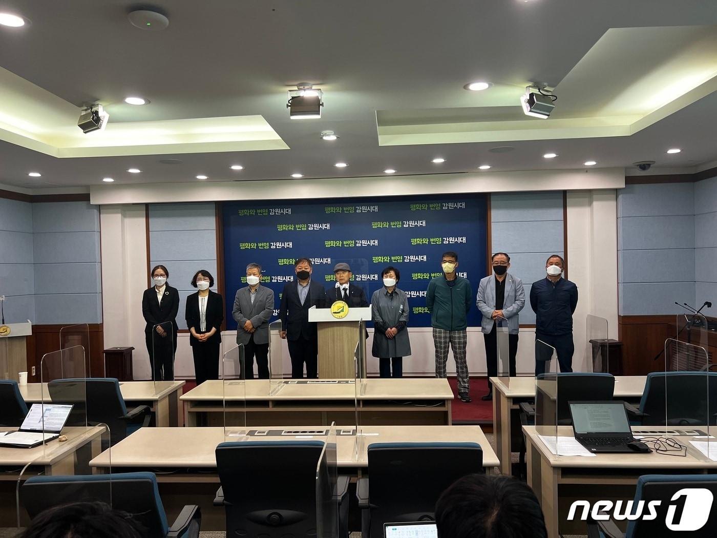 본문 이미지 - 강원도 5·18민주화운동 유공자동지회와 강원민주재단은 17일 강원도청 브리핑룸에서 기자회견을 열고 국민의힘 강원도지사 김진태 후보의 518 폄훼 발언을 규탄했다. ⓒ 뉴스1 한귀섭 기자
