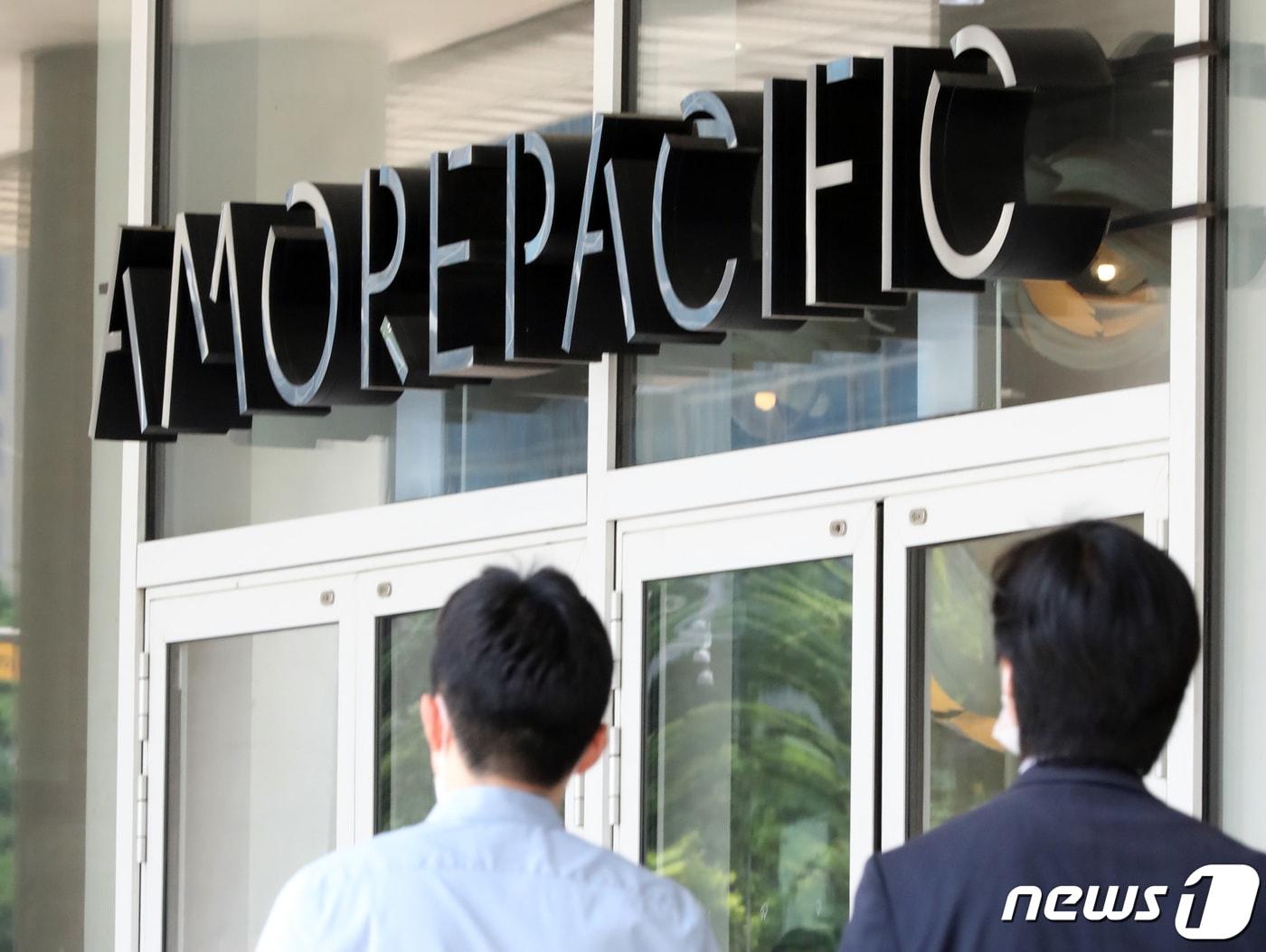 본문 이미지 - 서울 용산구 아모레퍼시픽 건물로 시민들이 들어가고 있다.2022.5.17/뉴스1 ⓒ News1 장수영 기자