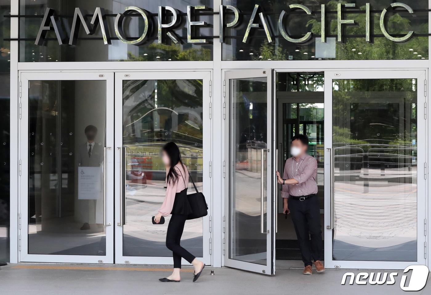 서울 용산구 아모레퍼시픽 건물로 시민들이 들어가고 있다.2022.5.17/뉴스1 ⓒ News1 장수영 기자