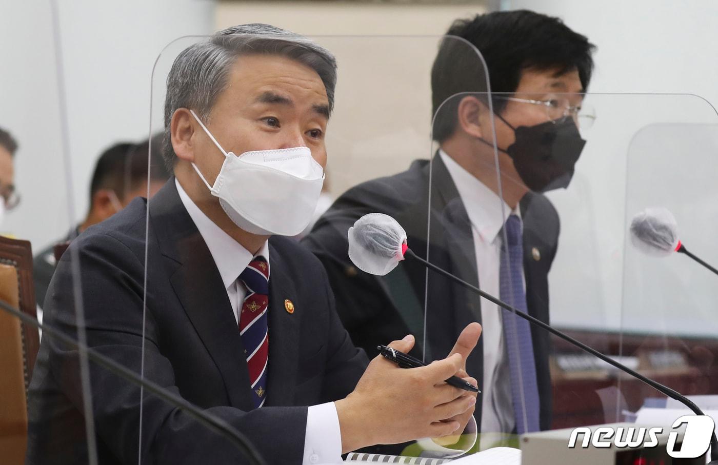 이종섭 국방부 장관이 17일 오전 서울 여의도 국회에서 열린 국방위원회 전체회의에서 의원 질의에 답변하고 있다. (공동취재) 2022.5.17/뉴스1 ⓒ News1 이재명 기자