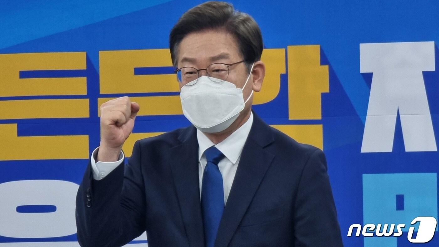 본문 이미지 - 17일 오전 전북 전주시 효자동 더불어민주당 전북도당사를 찾은 이재명 민주당 총괄 상임선대위원장이 '파이팅'을 외치고 있다.2022.5.17/ⓒ 뉴스1