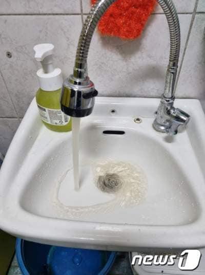 본문 이미지 - 이물질이 섞인 수돗물 자료사진(기사와 관련 없음) ⓒ News1 박재원 기자