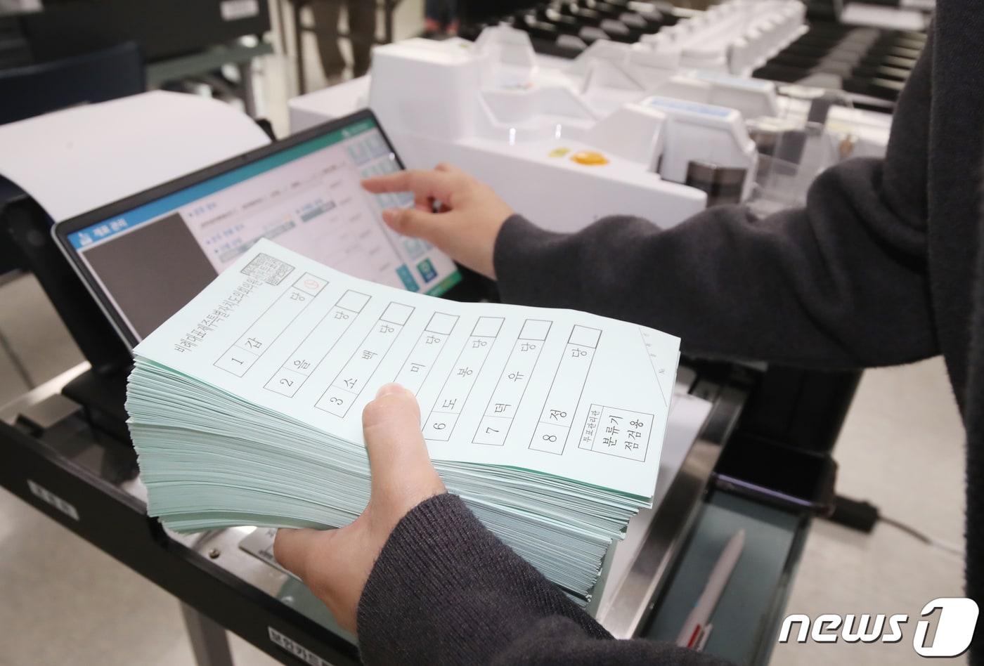 제8회 전국동시지방선거를 보름 앞둔 17일 오후 제주선거관리위원회 소회의실에서 직원들이 투표지분류기 모의시험을 하고 있다. 2022.5.17/뉴스1 ⓒ News1 오현지 기자