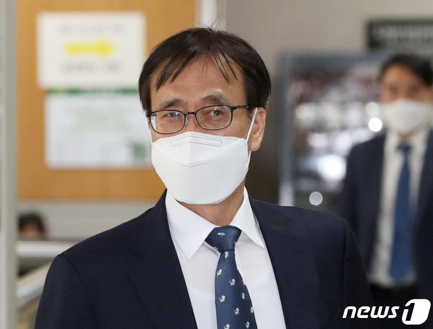 본문 이미지 - 압수수색 과정에서 한동훈 당시 검사장(현 법무부 장관 후보자)을 폭행한 혐의를 받는 정진웅 법무연수원 연구위원이 17일 서울 서초구 서울중앙지방법원에서 열린 특정범죄가중처벌등에관한법률위반 공판에 출석하고 있다. 2022.5.17/뉴스1 ⓒ News1 이성철 기자