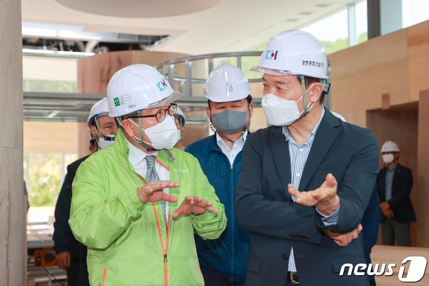 본문 이미지 - 조광한 남양주시장과 임태희 경기도교육감 후보 ⓒ 뉴스1