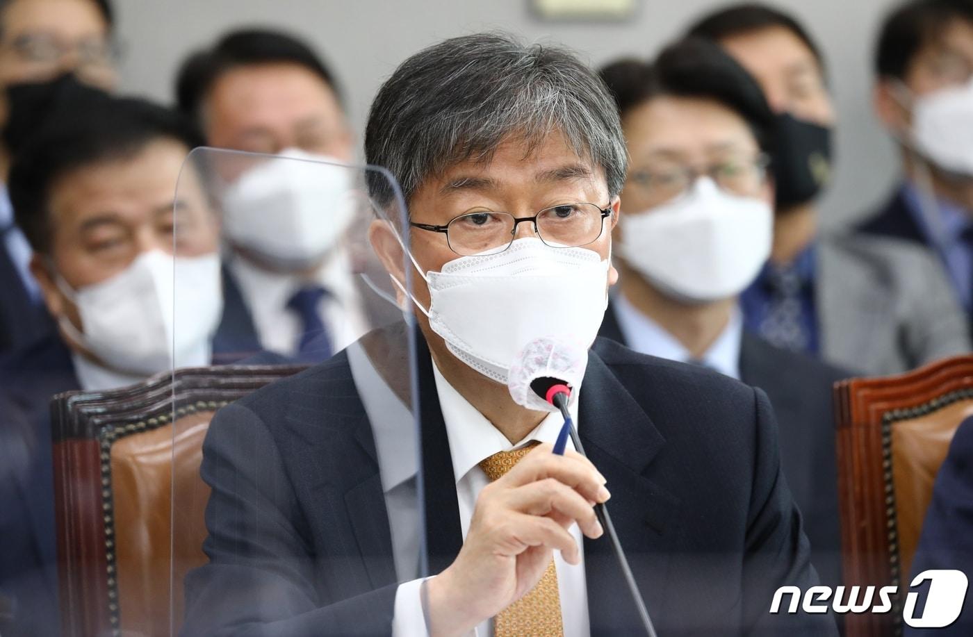 김대기 대통령 비서실장이 17일 오후 서울 여의도 국회에서 열린 운영위원회 전체회의에 출석해 의원들의 질의에 답하고 있다. (공동취재) 2022.5.17/뉴스1 ⓒ News1 이재명 기자