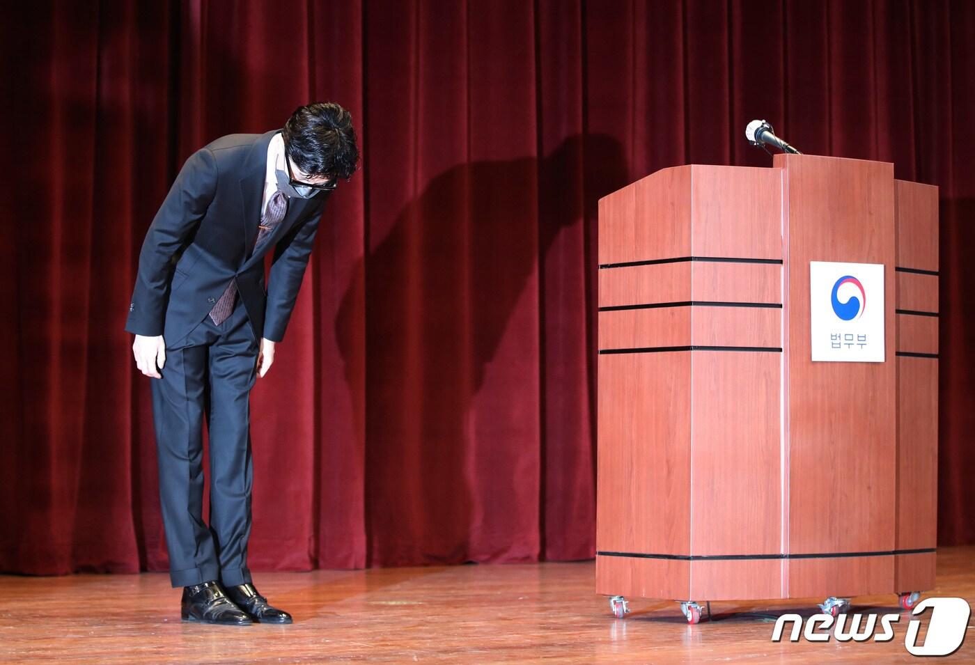 본문 이미지 - 한동훈 법무부 장관이 17일 오후 경기도 과천 법무부 청사에서 열린 취임식에서 취임사를 마친 뒤 인사하고 있다. 2022.5.17/뉴스1 ⓒ News1 박지혜 기자