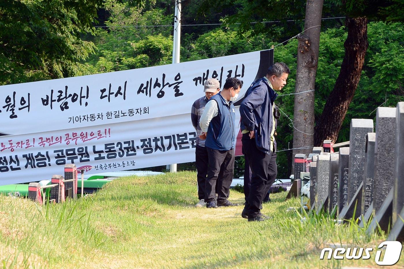 제42주년 5·18민주화운동 기념식이 열리는 18일 오전 광주 북구 북구 망월동 민족민주열사묘역(5·18구묘역)에서 시민들이 참배를 하고 있다. 2022.5.18/뉴스1 ⓒ News1 정다움 기자