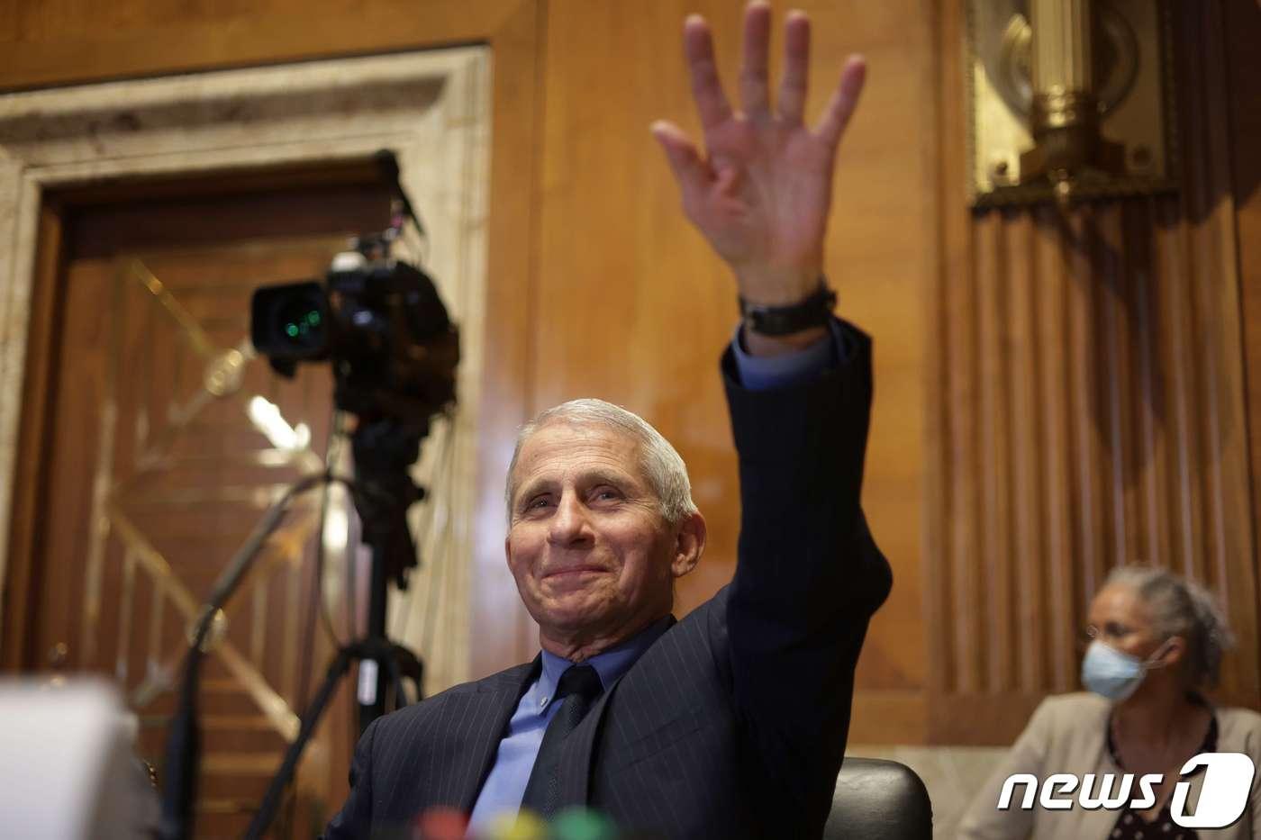 앤서니 파우치 미국 국립 알레르기·전염병연구소 소장이 17일&#40;현지시간&#41; 워싱턴 의사당의 상원 청문회의 개회를 기다리며 손을 들고 있다. ⓒ AFP=뉴스1 ⓒ News1 우동명 기자